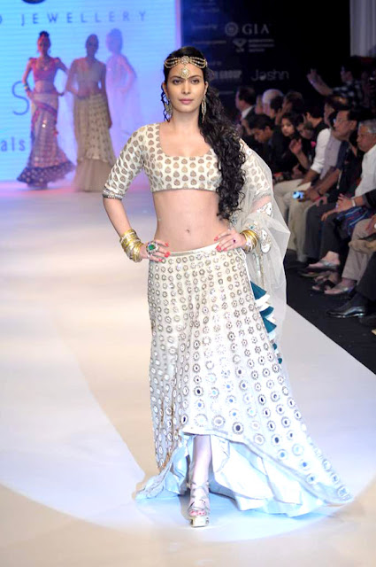 Neha Dhupia and Ankita Shorey walk the ramp for Gitanjali Group at IIJW 2012