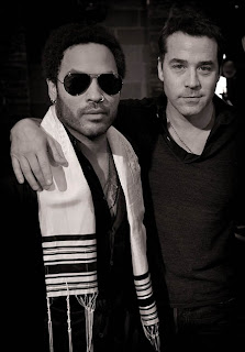 Jeremy Piven and Lenny Kravitz with a Tallit (Jewish) Jeremy Piven and Lenny Kravitz with a Tallit (Jewish)