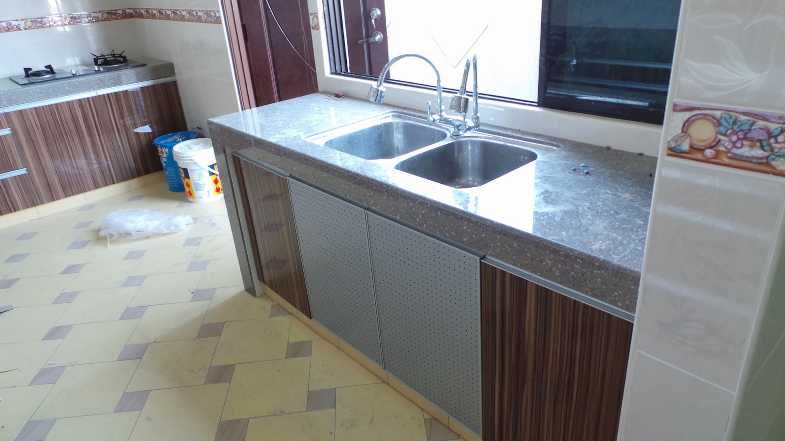 Glass panel kitchen cabinet doors Perabot pasang siap daripada Casa Impiana Design Kuala Terengganu: