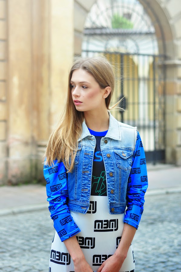 Jak nosić wzory? Miszmasz wzorów i kolorów z sukienką.