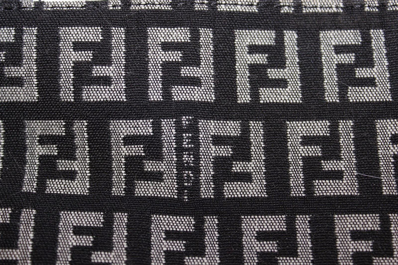 logo fendi originale