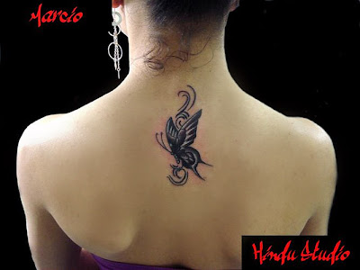 Tatuagem de borboleta feminina, costas 