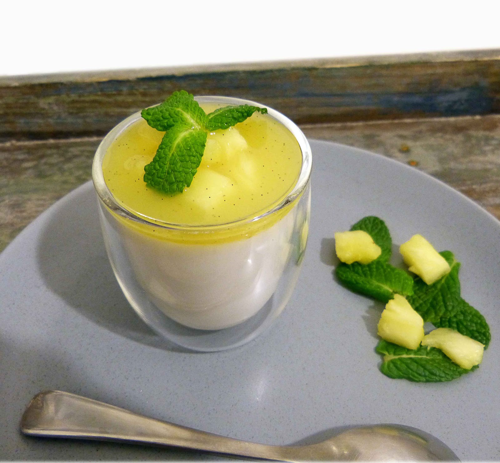Qu estcequ on mange demainPanna cotta au lait de coco et coulis d'ananas
