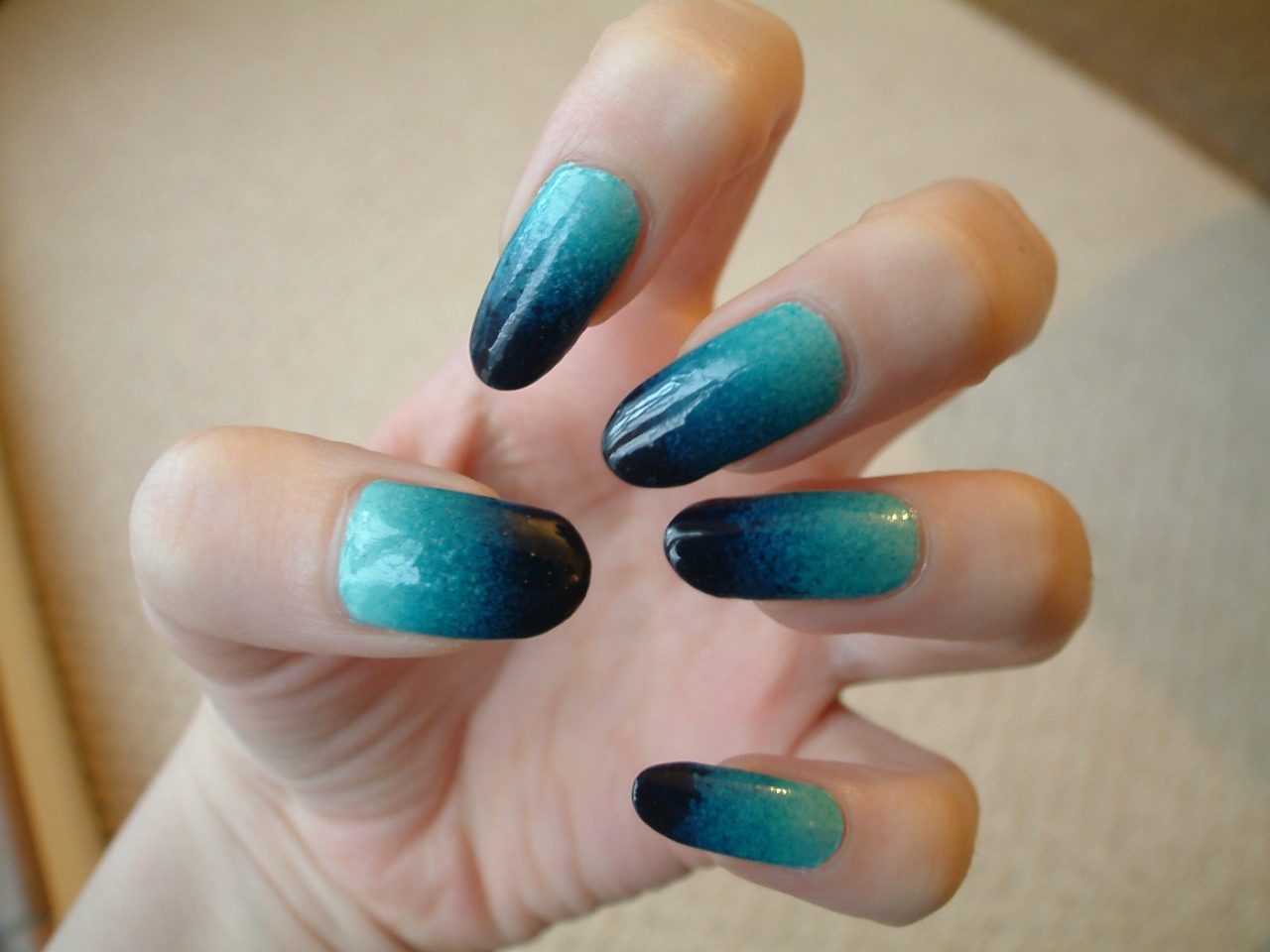 D A I S Y O: GREEN OMBRE NAILS
