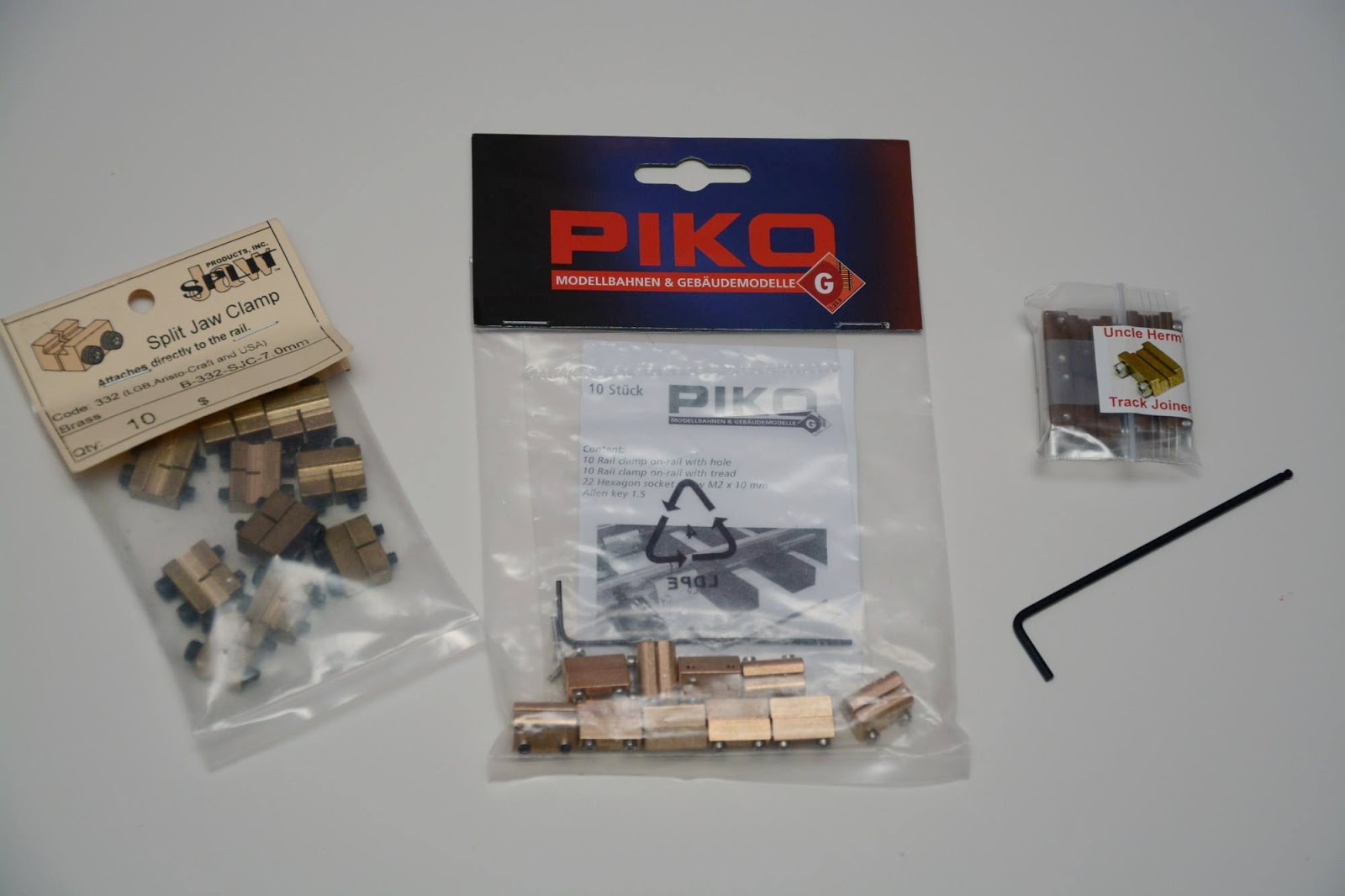 ON RAIL PIKO 35293 PACKAGE OF RAIL CLAMPS 10 PCS G-SCALE 