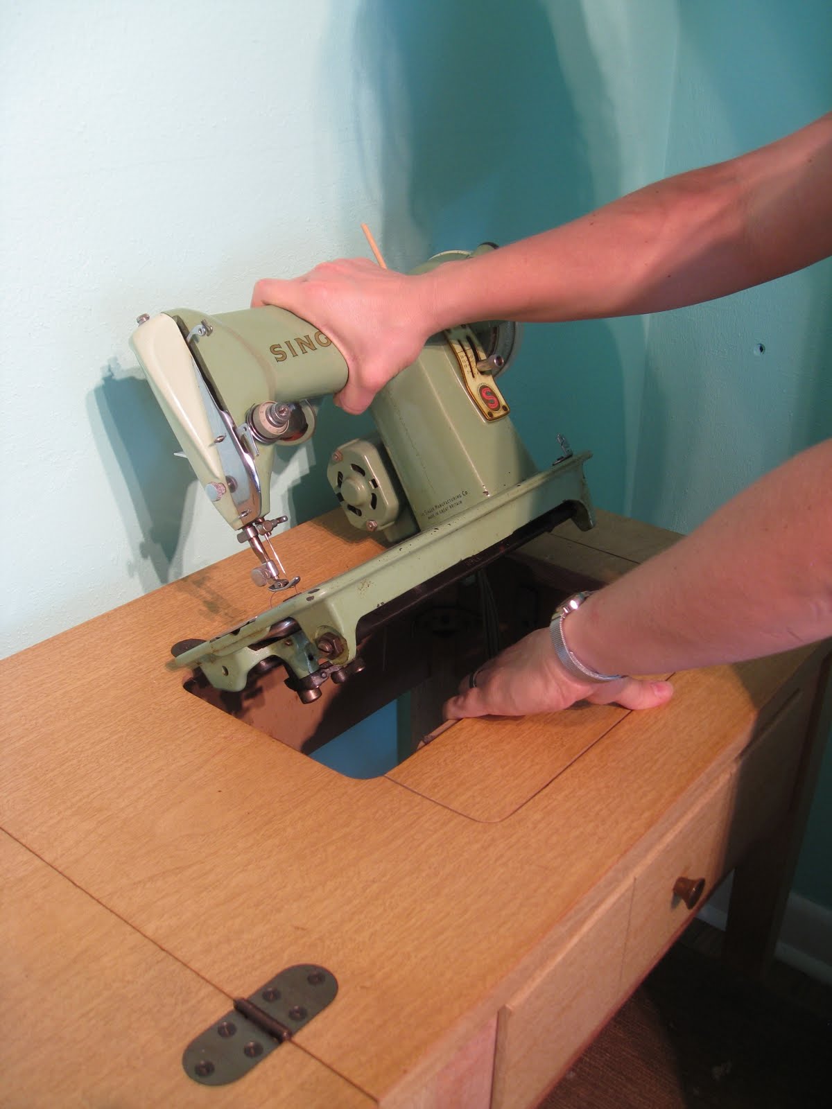 The Sassy Crafter My gift to you a 1958 Singer sewing machine!