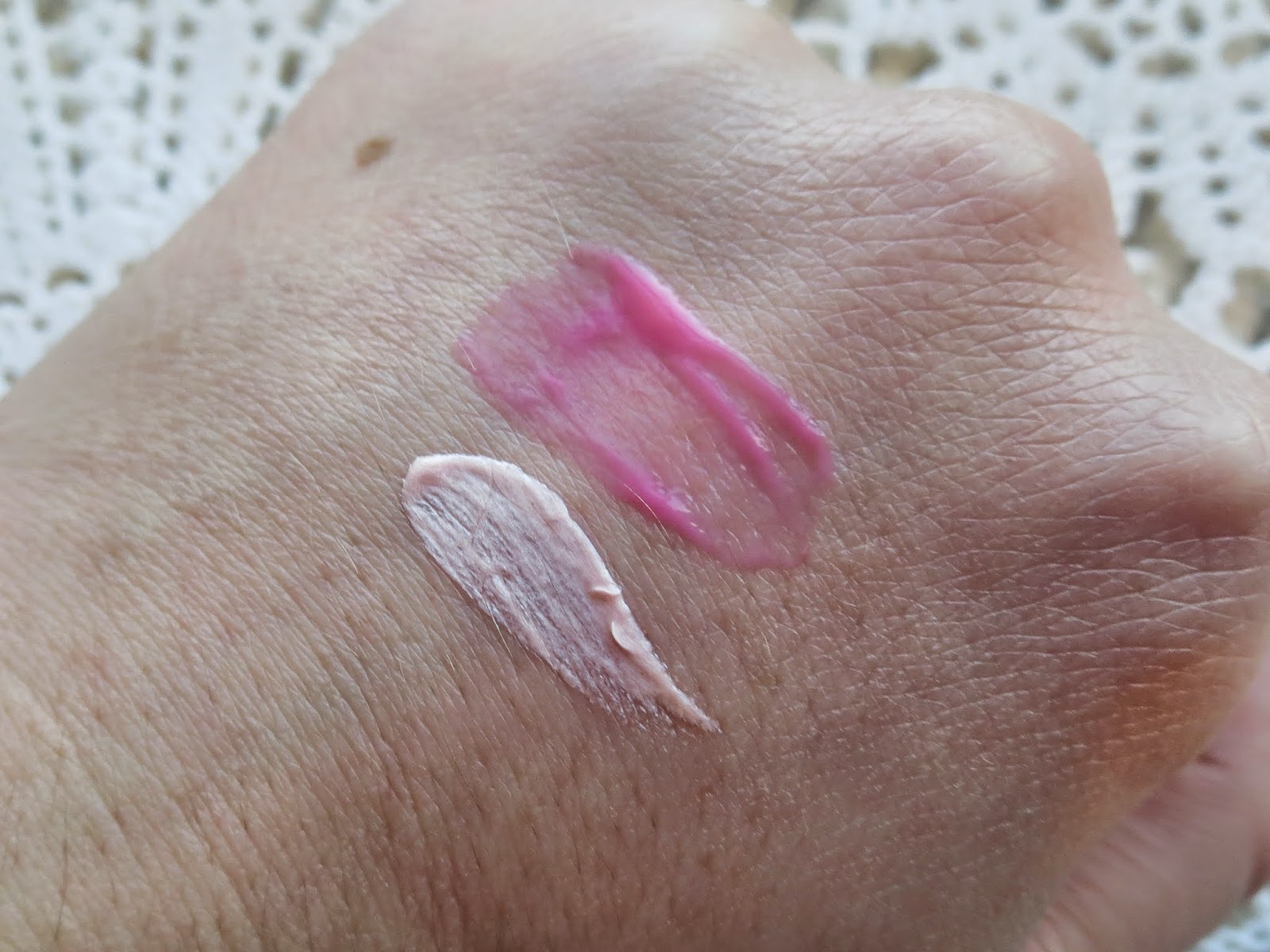 a picture of Benefit Cheek me out (swatch)