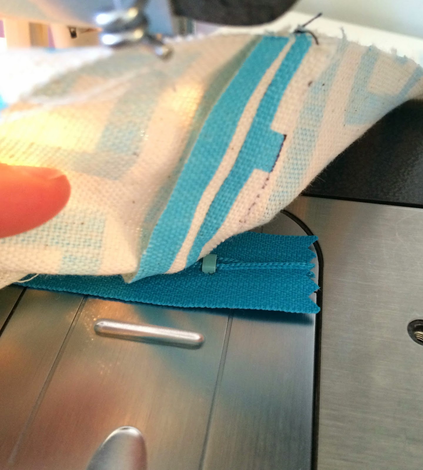 E. Olsen Designs Pillow Sham with a Zipper Tutorial