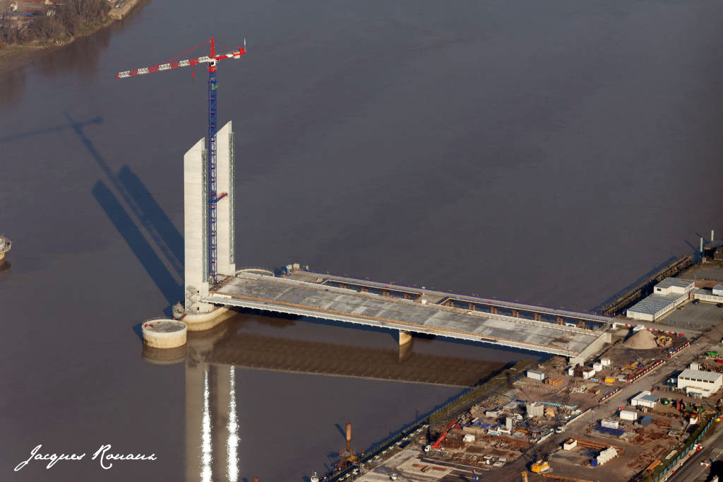 http://4.bp.blogspot.com/-EIKb9_wATx8/TvwM6KRyarI/AAAAAAAAFYg/P9gWWgAoILs/s1600/pont-bacalan-bastide-bordeaux_7729_R.jpg