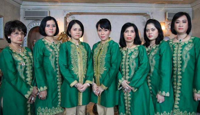Foto : Kekompakan Istri Eyang Subur - Dosen Lintas