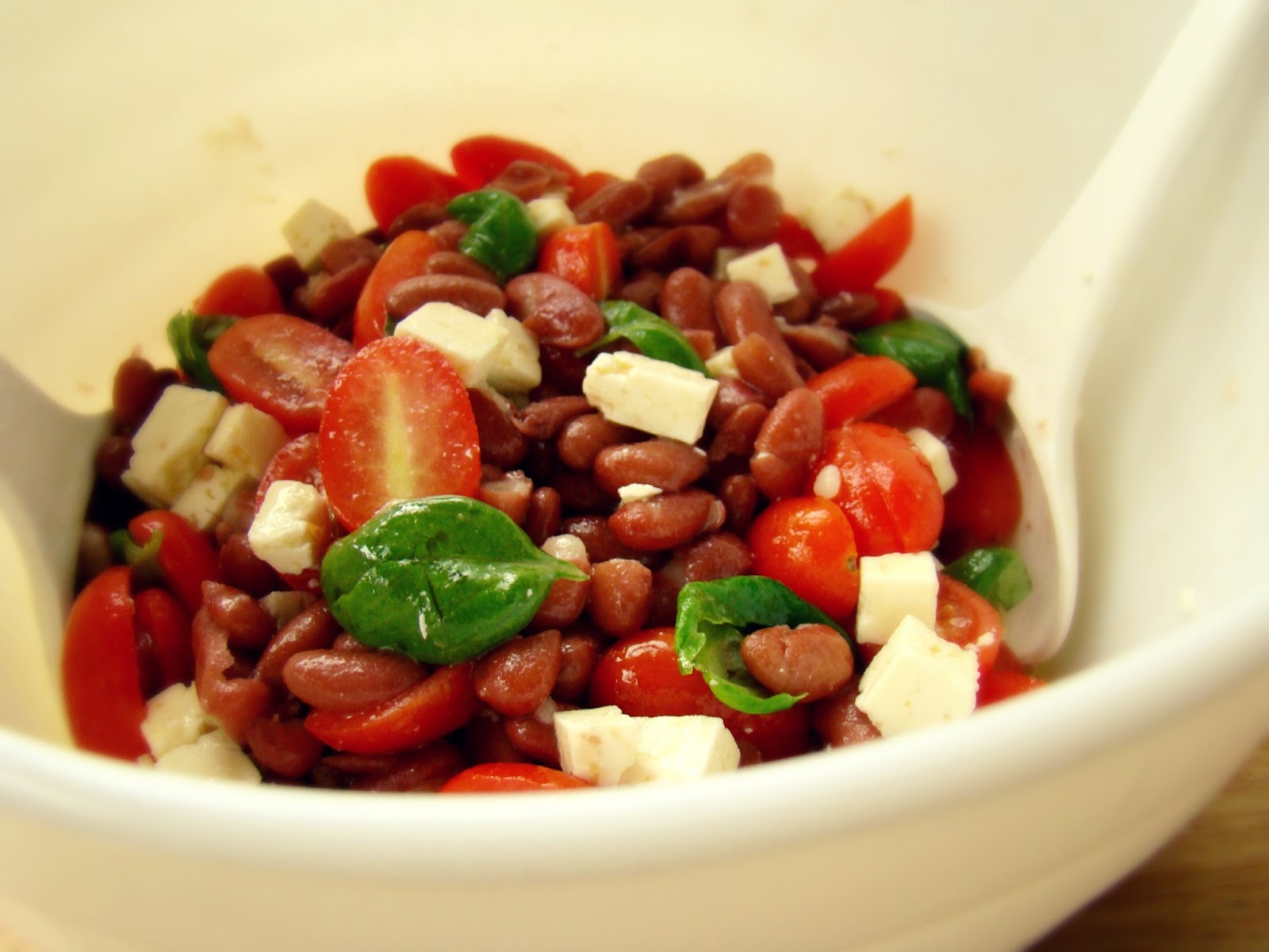 Tomato & basil kidney bean salad