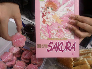 Ignorem o bolinho da Sakura ao lado. Ignorem o bolinho da Sakura ao lado.