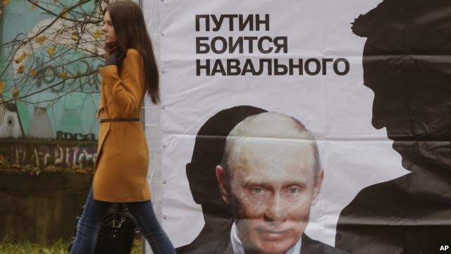 Seorang perempuan melewati poster yang berbunyi "Putin takut pada Navalny" di Kirov, Rusia (16/10/2013). Alexei Navalny adalah pemimpin oposisi dan juga blogger anti korupsi. Rusia memberlakukan UU Blogger tanggal 1/8/2014. Seorang perempuan melewati poster yang berbunyi "Putin takut pada Navalny" di Kirov, Rusia (16/10/2013). Alexei Navalny adalah pemimpin oposisi dan juga blogger anti korupsi. Rusia memberlakukan UU Blogger tanggal 1/8/2014.