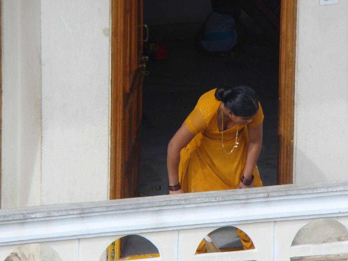 Kamwali-Bai Indian Kamwali bai Downblouse while working at Home - Chuttiyappa