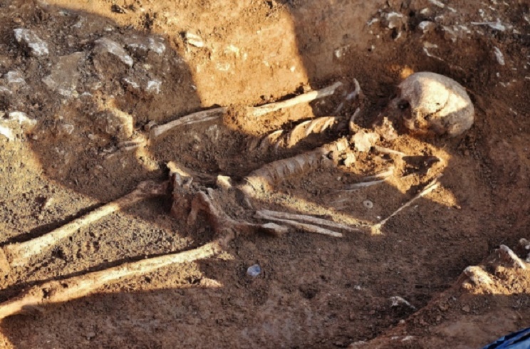 Metal detectorist finds 1400-year-old Saxon grave Metal detectorist finds 1400-year-old Saxon grave