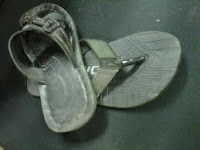 mencuri sandal
