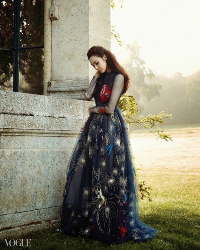 Vogue Korea November 2014, Choi Ji Woo 崔智友 Valention 2014 AW Navy Tulle Embroidered Heart Dress