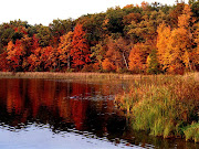 Colorida laguna en la temporada de otoño. Wallpaper de una misteriosa laguna . colorida laguna en la temporada de otoã±o