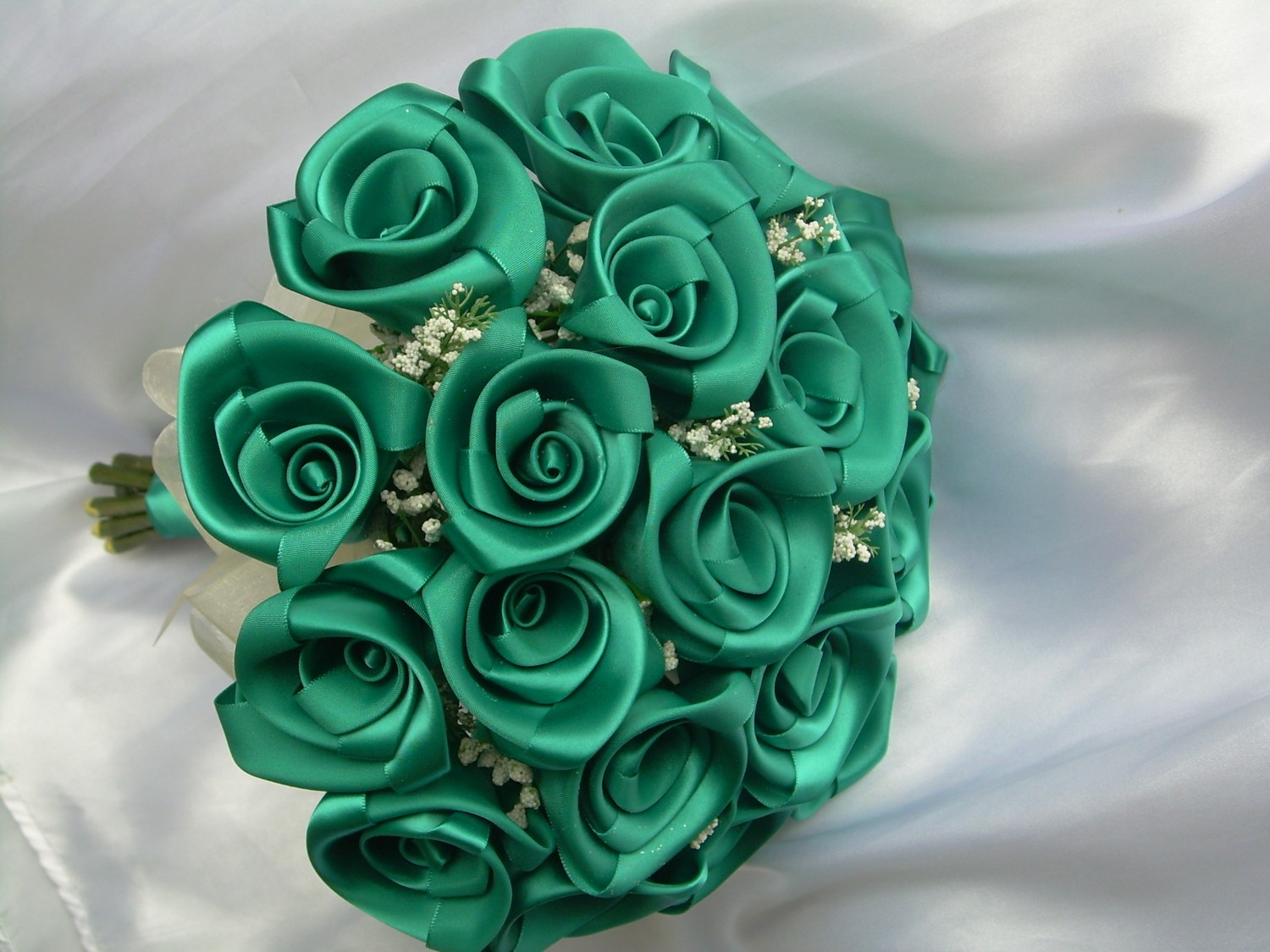 buquêt com flores de tecido, cor de jade. 