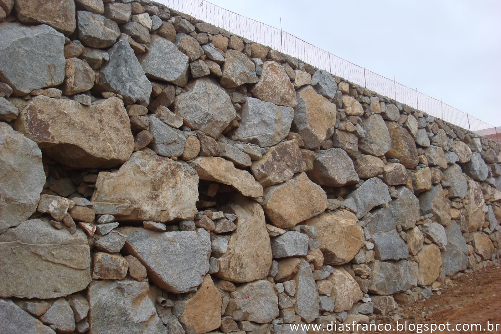 Pedras naturais lisas, formando um muro de pedra