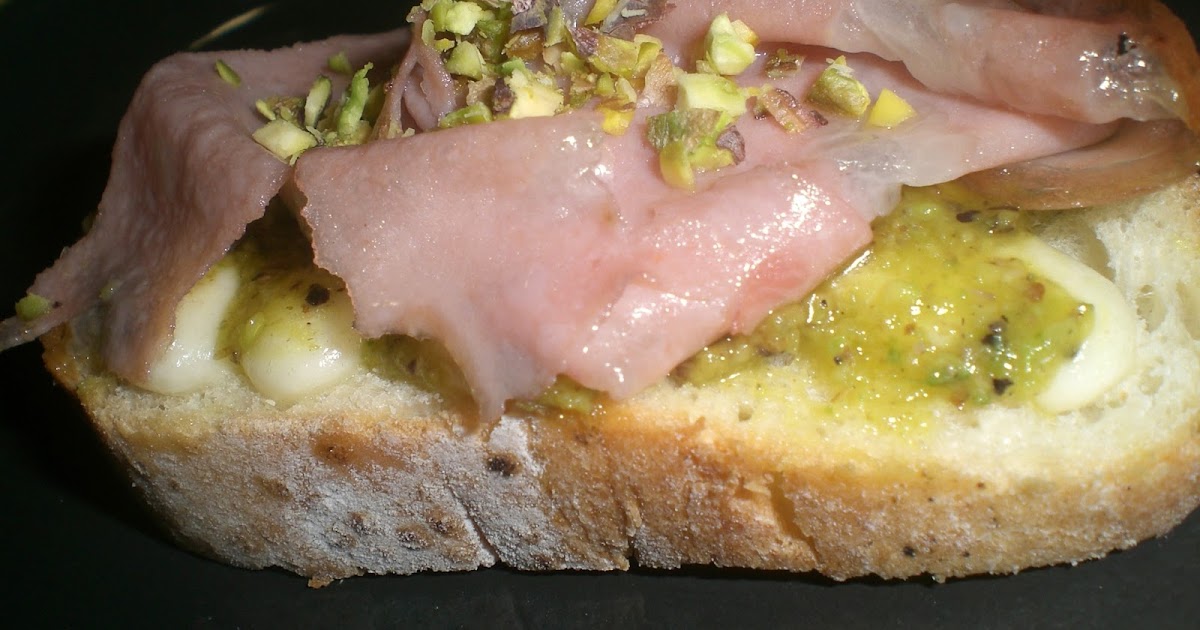 Pistacchio e mortadella per una bruschetta Fuori Binario. Curry