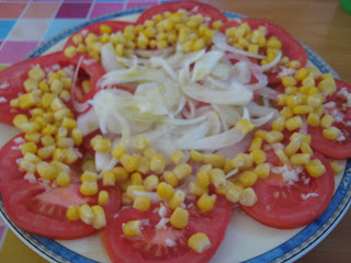 Ensalada De Tomate, Cebolla Y Maiz Dulce
