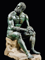 Esta estatua de bronce, obra del escultor Apolonio, muestra a un púgil desnudo y con las manos envueltas en unos cestos (unas tiras de cuero que servían de protección). Museo Nacional Romano, Roma.