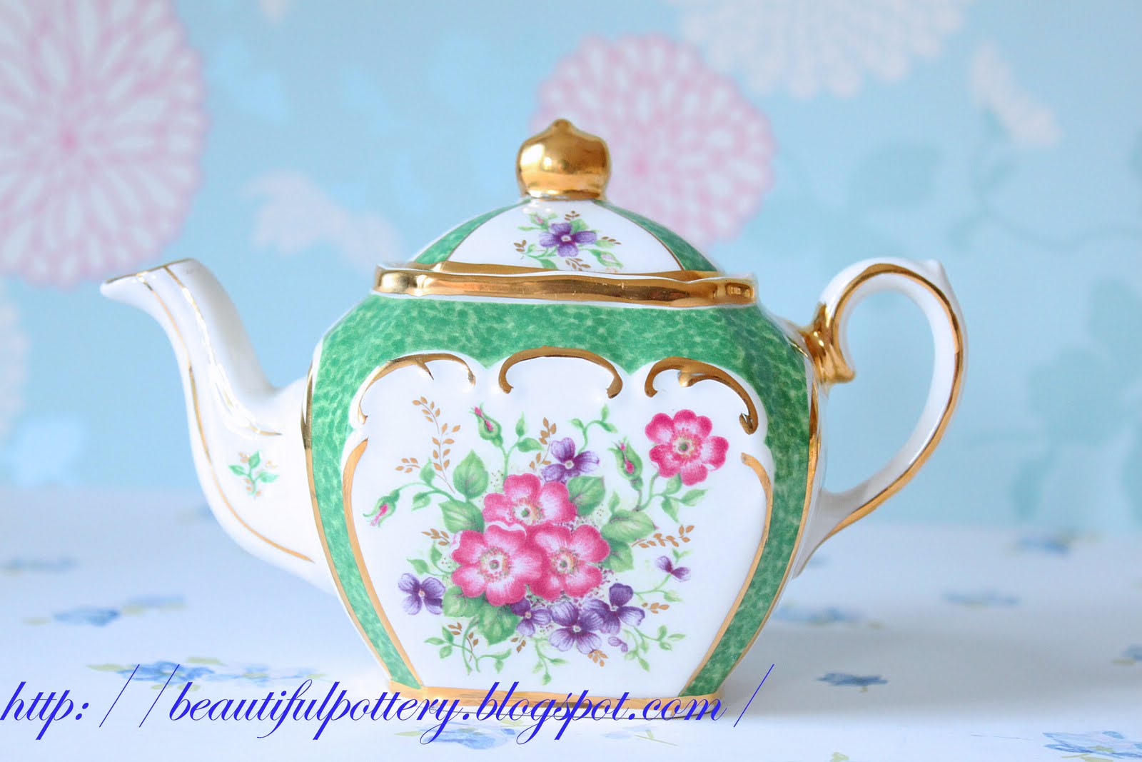 BEAUTIFUL POTTERY Heirloom Teapots Collection ( Made In England )