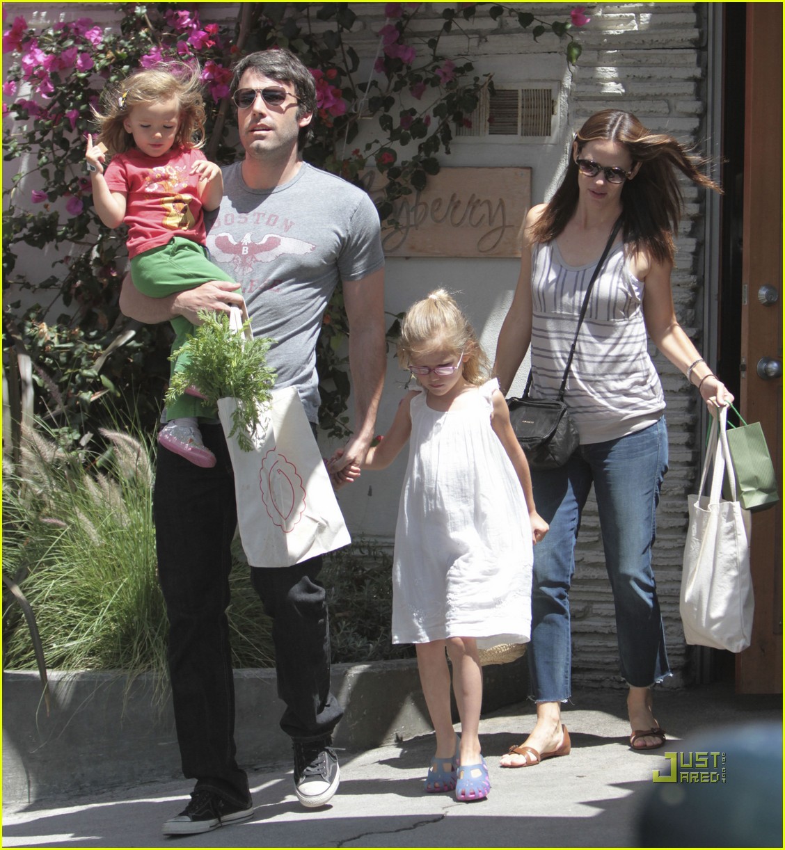 http://4.bp.blogspot.com/-EUjZRGgGfwE/TiWR0_3D-AI/AAAAAAAANrg/a8tGkfqQgGc/s1600/jennifer-garner-ben-affleck-brentwood-farmers-market-14.jpg