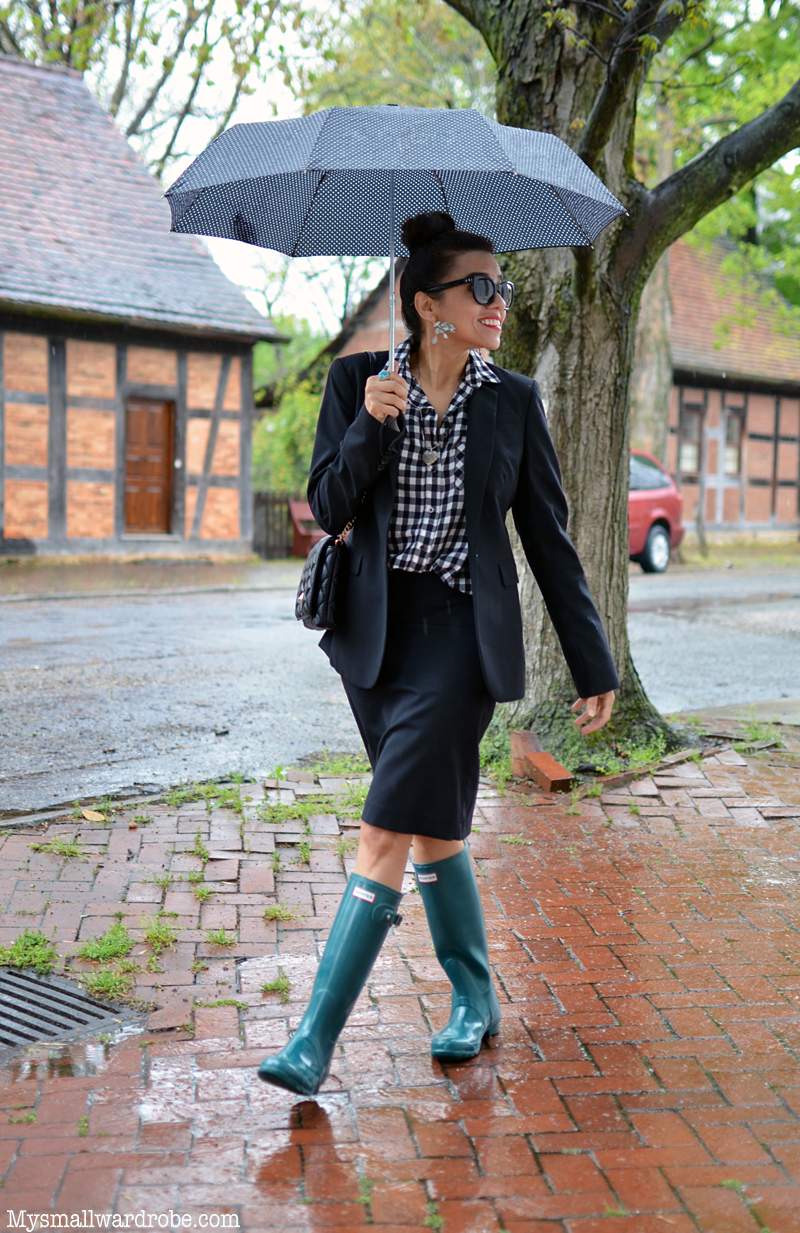 how to wear rain boots to work?