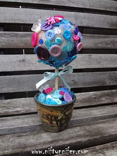 http://www.niftynnifer.com/2015/09/motherdaughter-button-topiary.html #Buttons #Topiary #Craft