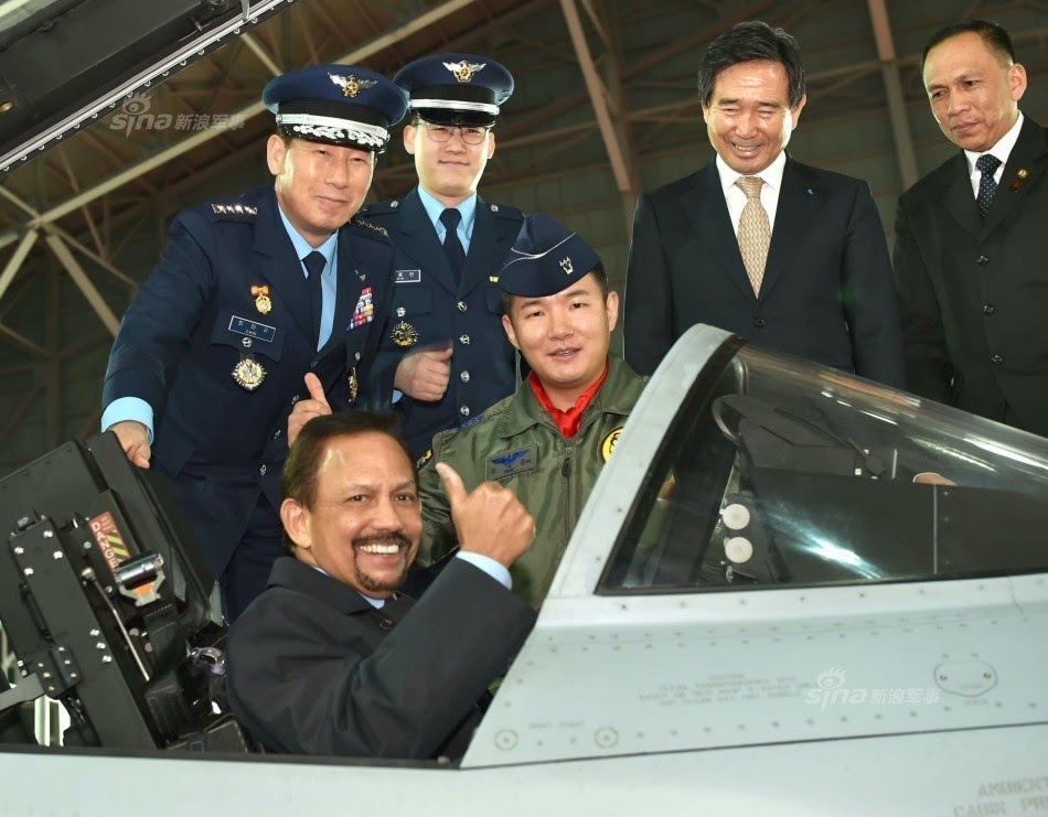 عرض طائرات FA-50 المقاتلة الكورية الجنوبية أمام زعيمي الفلبين وبروناي Philippines%2C%2BBrunei%2Bleaders%2Bview%2BS.%2BKorea's%2BFA-50%2Bfighter%2Bjet%2B3