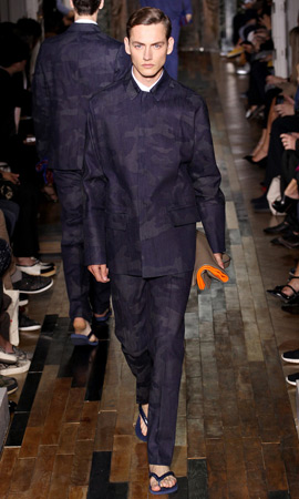 Sandálias da parceria entre a Havaianas e Valentino Garavani desfile. Passarela de Paris sandálias da parceria entre a Havaianas e Valentino Garavani desfile na passarela de Paris
