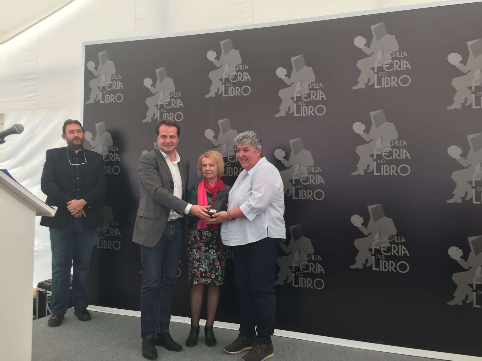 Recogiendo el premio otorgado por la Feria del Libro de Sevilla 2016