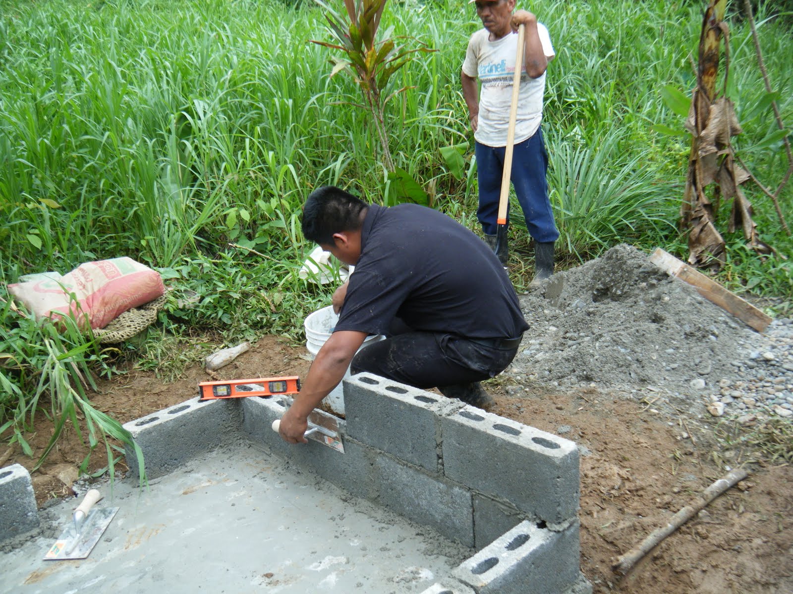 La Vida Es Un Carnaval How to build a composting latrine