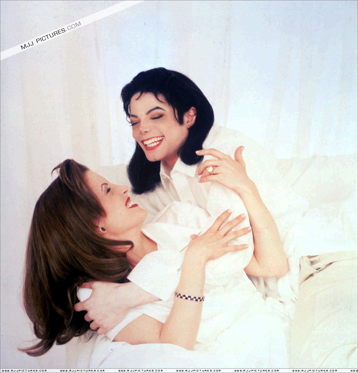 http://4.bp.blogspot.com/-EevbpO3kqZk/T6w0nVbN_oI/AAAAAAAAFJk/IY-drEZ0Sis/s1600/michael_jackson_interviews_primetime_photoshoot_1995+(6).jpg