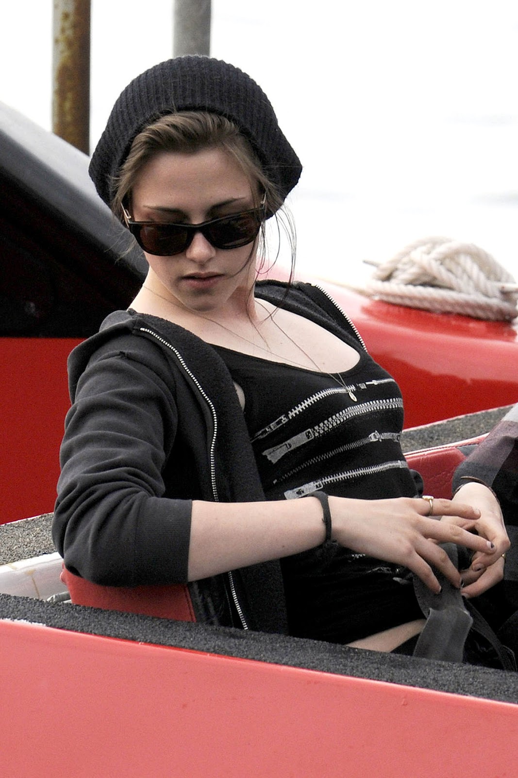 Celebrities Cleavage Pics: Kristen Stewart Cleavage Pics