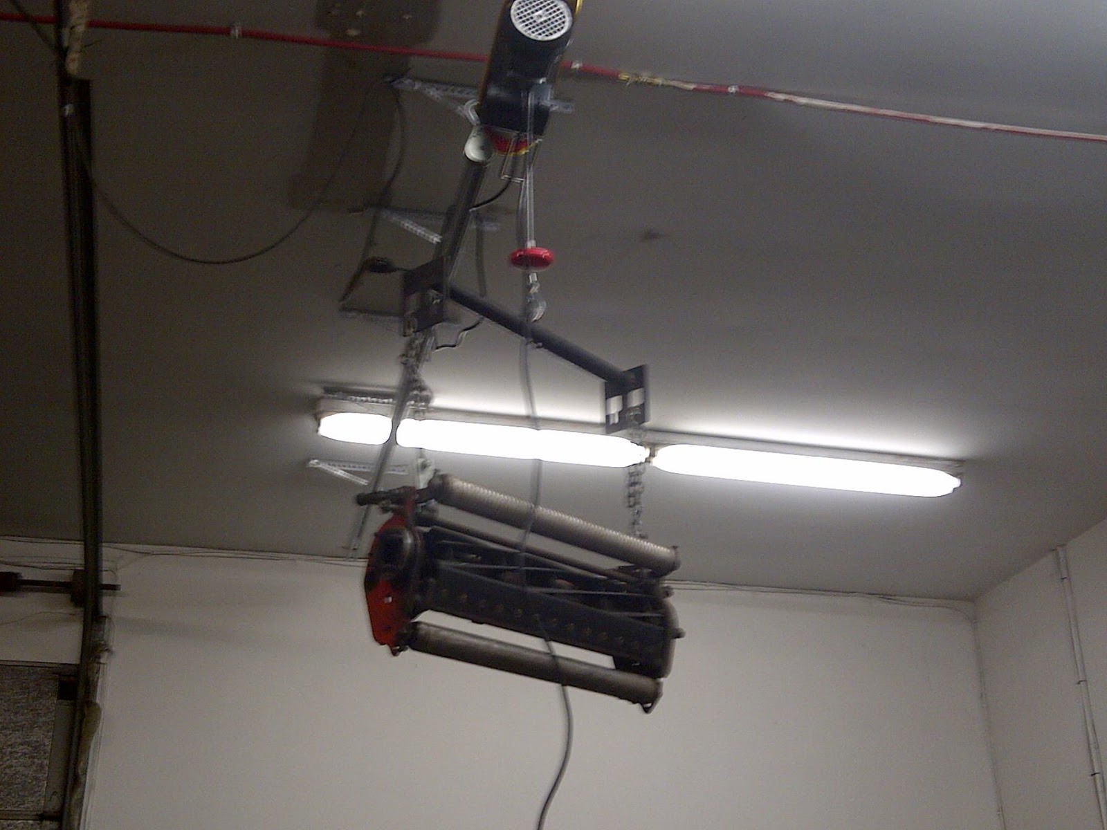 Bobs Shop Light duty ceiling hoist on box rail