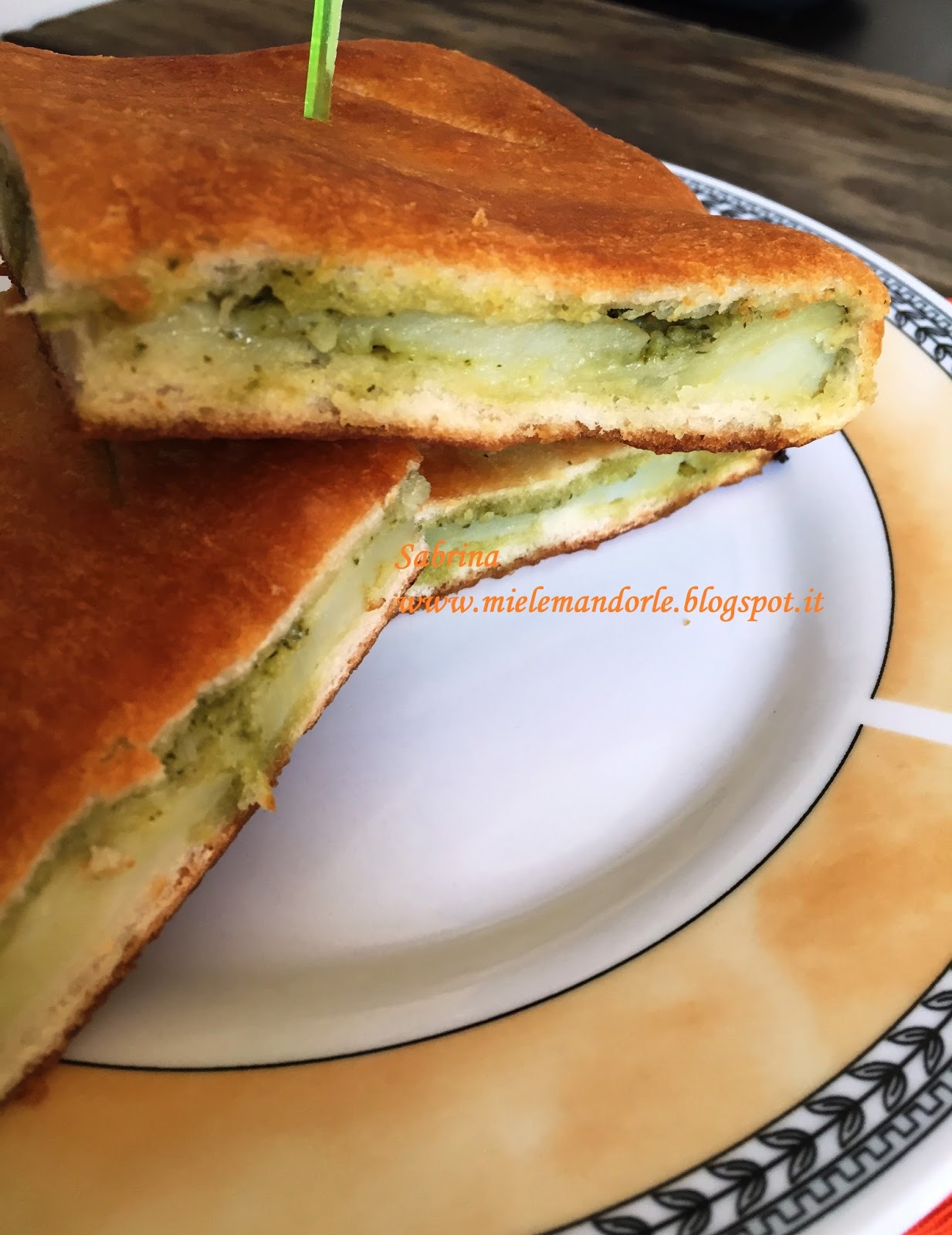 Miel & Mandorle Focaccia con pesto, patate e stracchino