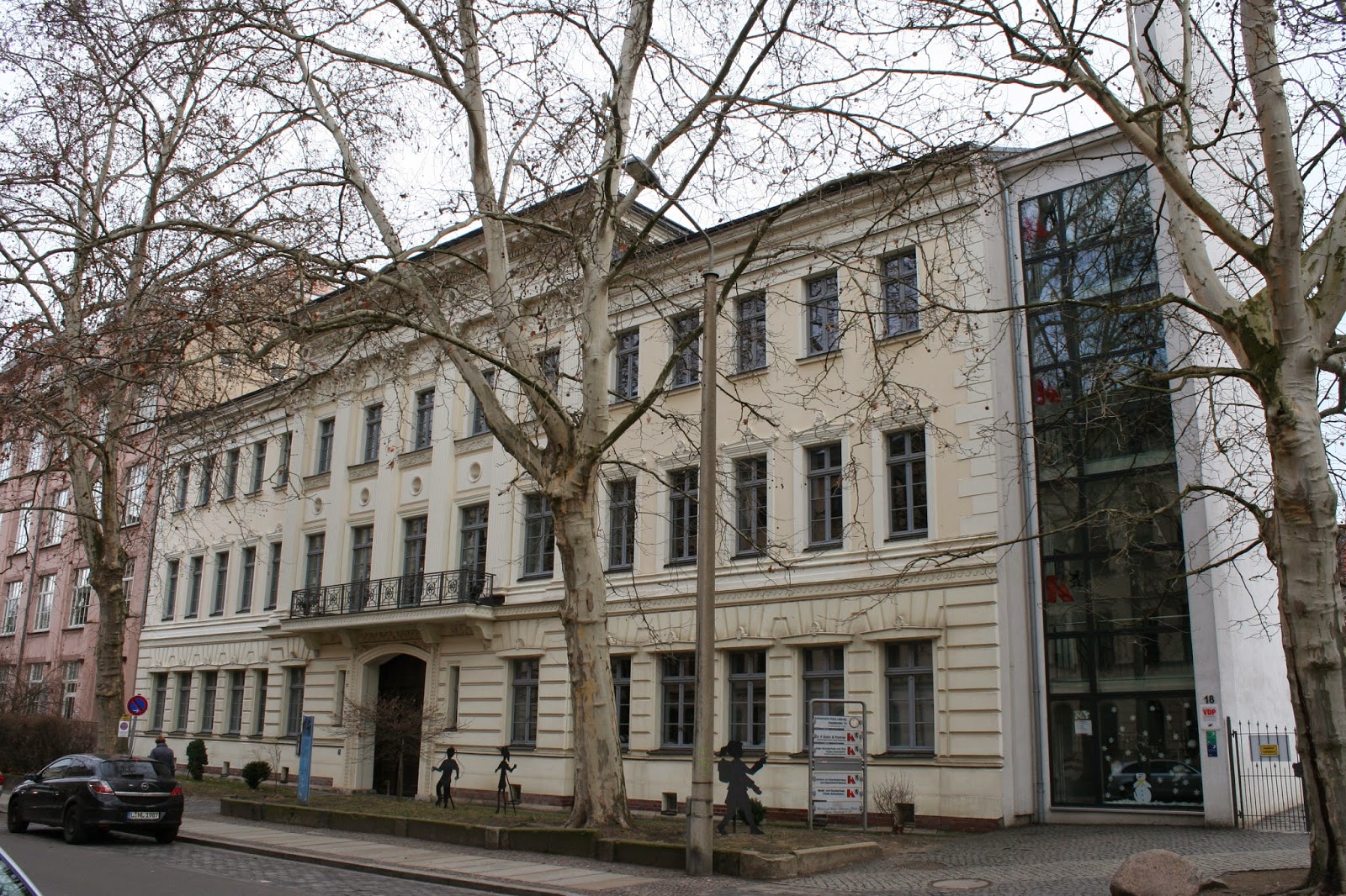 Von 1840 bis 1844 lebten die beiden Schumanns im sogenannten "Schumann-Haus" nahe des Zentrums in der Inselstraße - das Gebäude ansich wurde 1938 im klassizistischen Stil errichtet - aktuell befindet sich im Haus eine Grundschule und ein Museum, welches die Geschichte der Familie erzählt Von 1840 bis 1844 lebten die beiden Schumanns im sogenannten "Schumann-Haus" nahe des Zentrums in der Inselstraße - das Gebäude ansich wurde 1938 im klassizistischen Stil errichtet - aktuell befindet sich im Haus eine Grundschule und ein Museum, welches die Geschichte der Familie erzählt