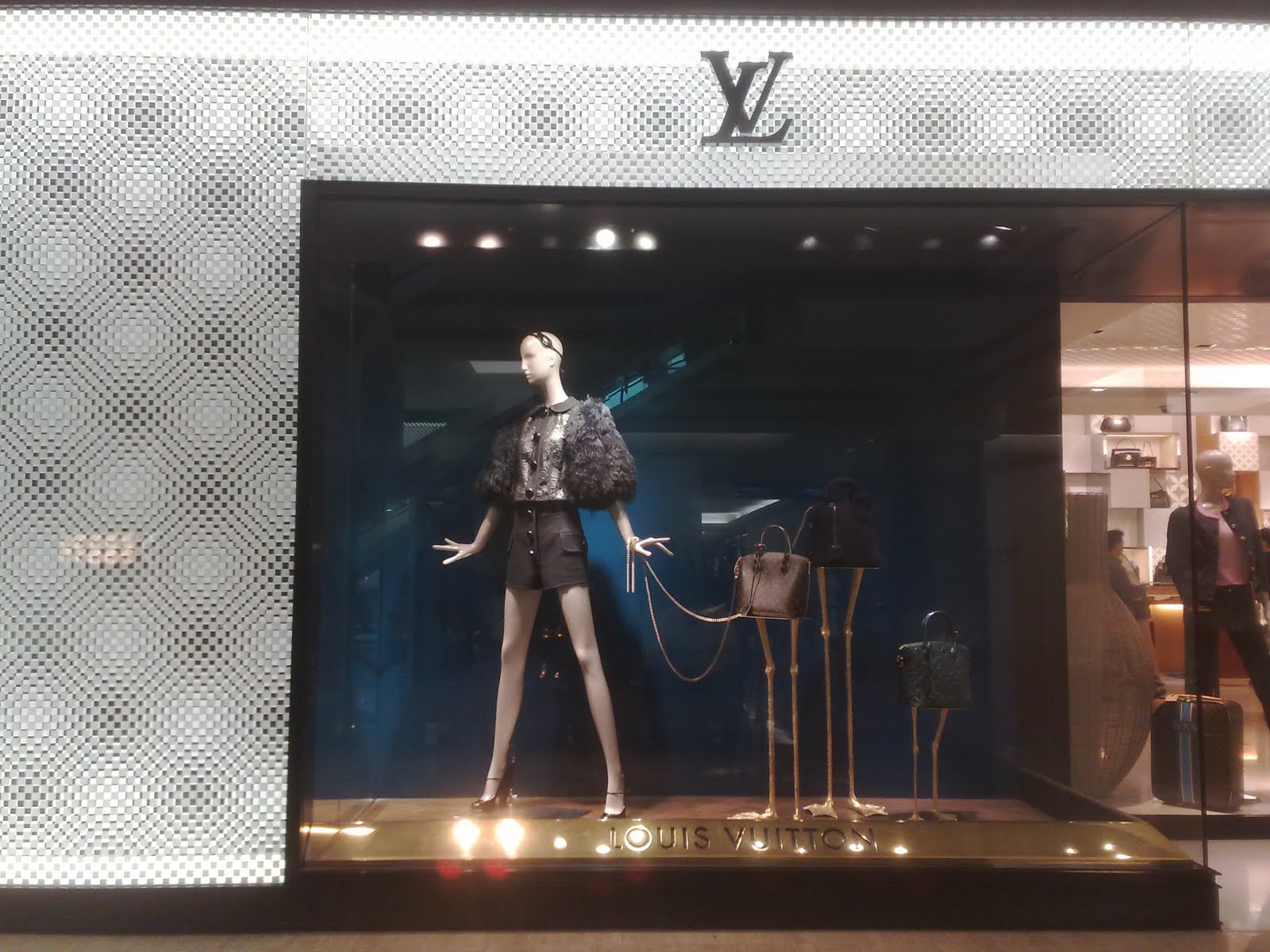 displayhunter: Louis Vuitton: Showstopper
