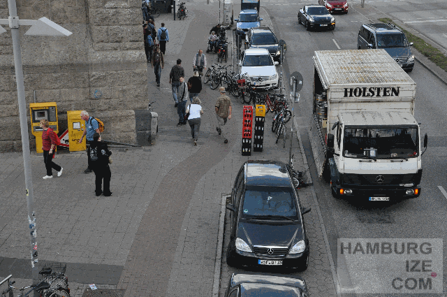 Veloroute 12, Bei den St. Pauli Landungsbrücken - Fake-"Radweg" © hamburgize.com / Stefan Warda