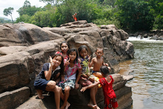 Grupo de niños en el río de Tadlo, Laos. Grupo de niños en el río de Tadlo, Laos.