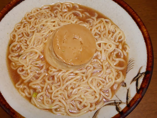 サッポロ一番みそラーメンに焼プリンを合わせて食べてみる！