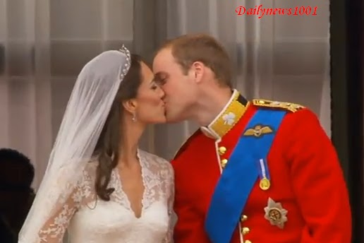 Prince+william+and+kate+middleton+kissing+on+the+balcony