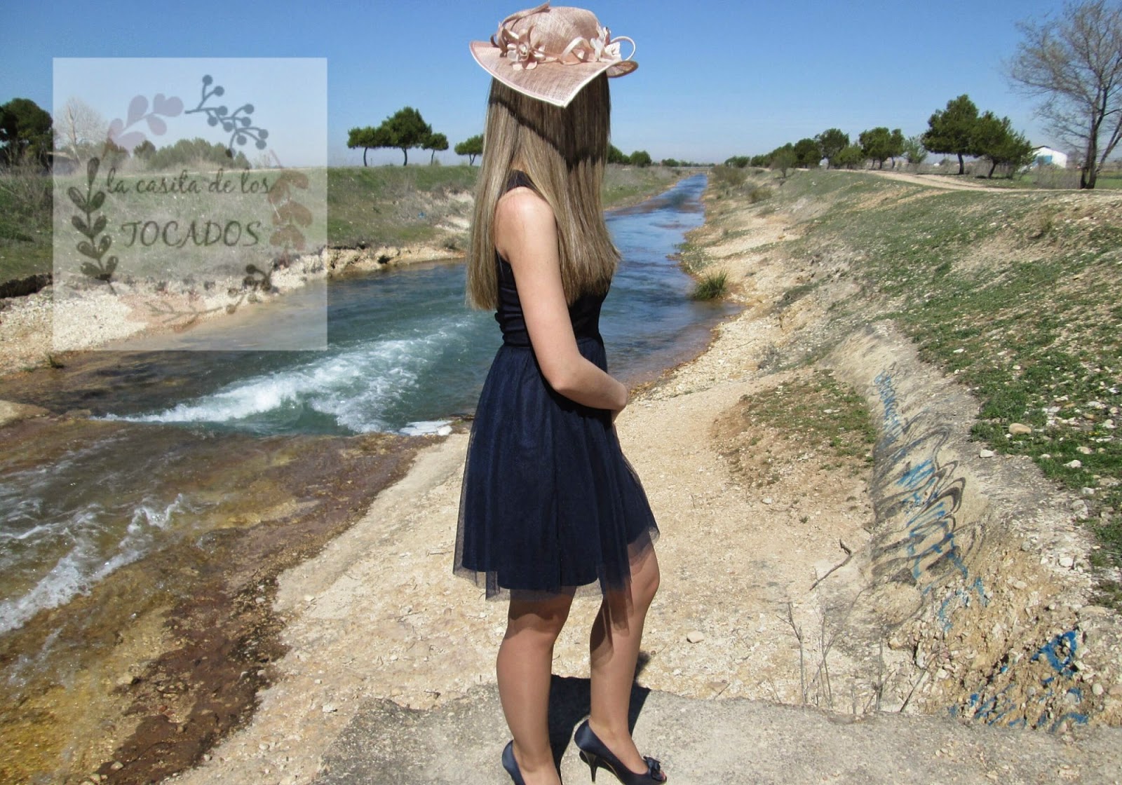 Reportaje de pamelas primavera - verano 2015 La casita de los TOCADOS Pamela Perséfone color nude combinada con vestido azul marino.