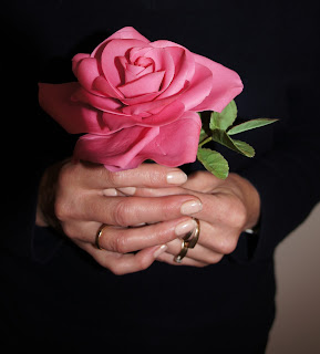 RosenKurs19NovemberMartina Frau Rosenfräulein Mit Rosen Delikat Essen https://rosenprodukte.com zucker rosen