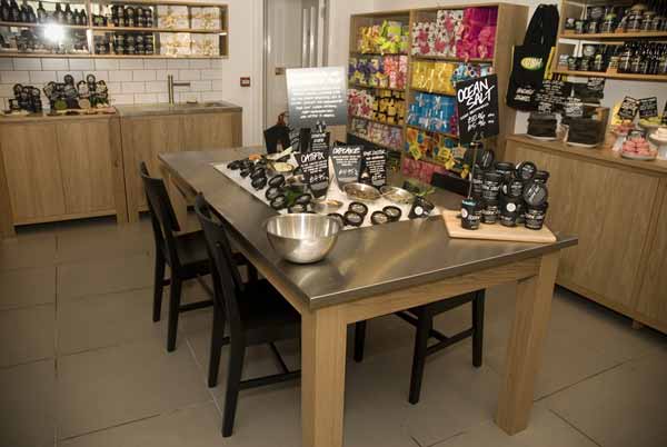 in rockabilly stijl gekleed gaat naar de winkel krijgt een verrassing Keukentafel Landelijke Stijl : in rockabilly stijl gekleed gaat naar de winkel krijgt een verrassing