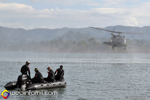 Helicópteros Black Hawk de la Fuerza Aérea Colombiana llevando a cabo ejercicios de rescate en aguas abiertas. Helicópteros Black Hawk de la Fuerza Aérea Colombiana llevando a cabo ejercicios de rescate en aguas abiertas.