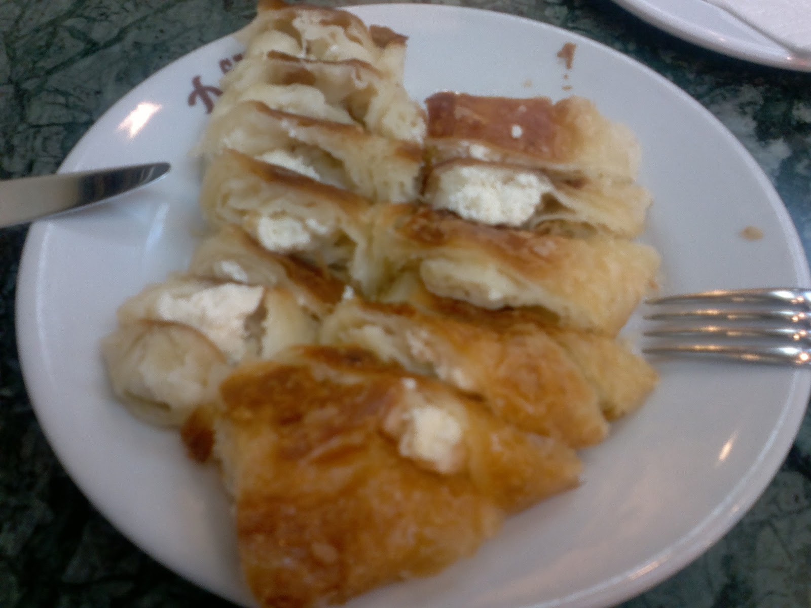 BUYURUN,BERABER OLSUN&hellip; TARİHİ SARIYER MUHALLEBİCİSİ VE BÖREK